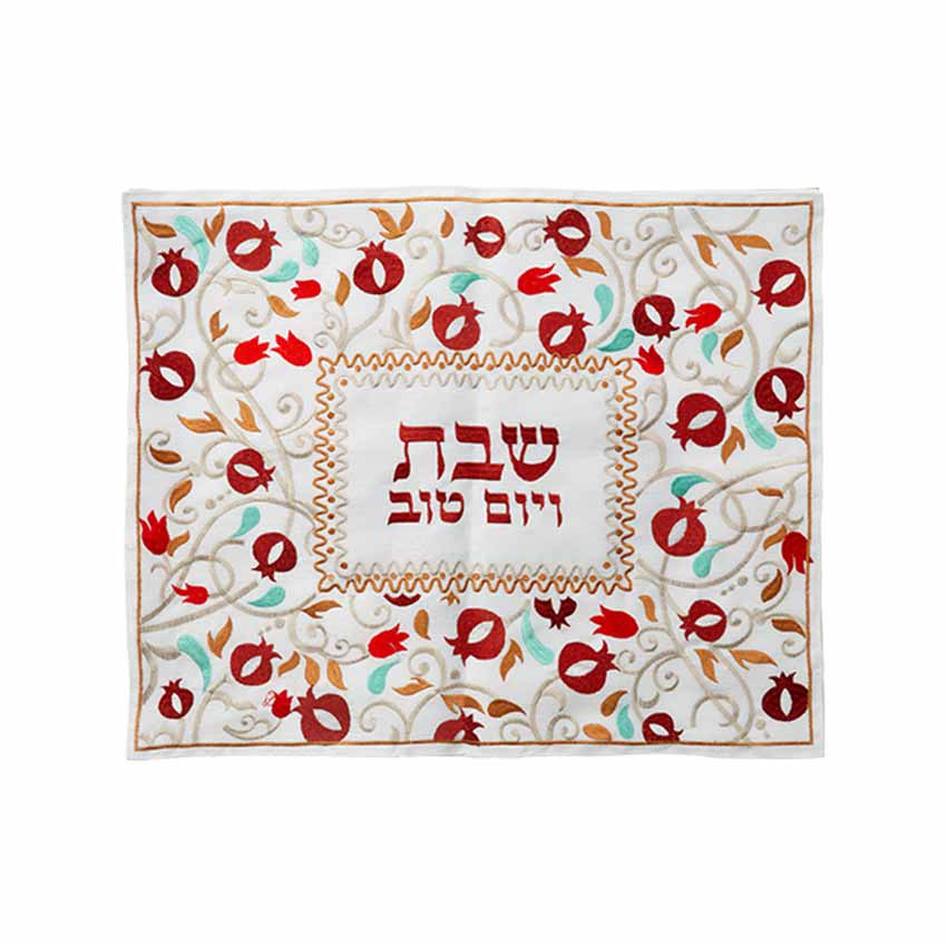 Apportez de la couleur et de la gaieté à votre table de Shabbat ou Yom Tov avec cette Couverture pour le Pain du Shabbat aux Grenades l'abondance et aux couleurs joyeuses.