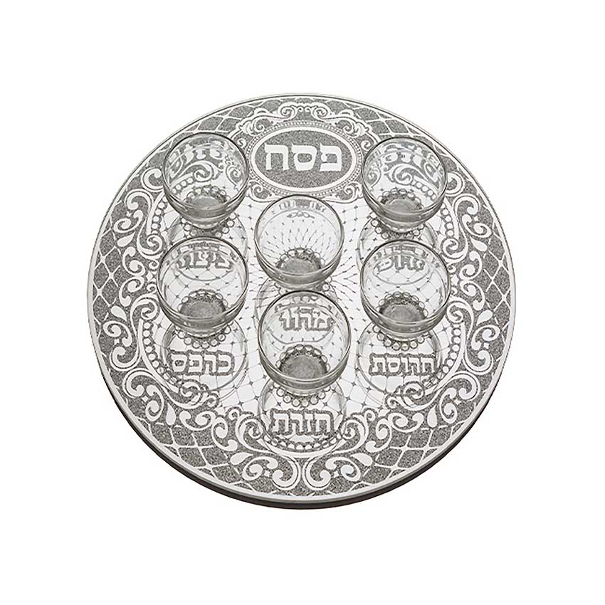 Embellissez votre table de Pessah avec ce superbe Plateau du Seder Verre Miroir et ses 6 Coupelles joliment décoré sera du plus bel effet sur votre table de fête.