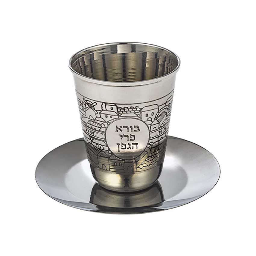 Ce Verre à Kiddouch aux Motifs de Jerusalem, accompagné de sa soucoupe en acier inoxydable couleur argent sera d'une qualité irréprochable et facile d'entretien.